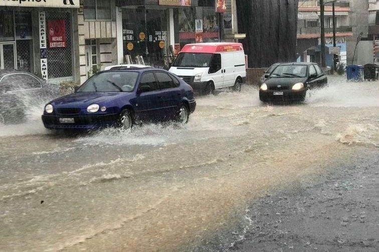 Πνίγεται η Θεσσαλονίκη! Βούλιαξαν οι δρόμοι (εικόνες, βίντεο)